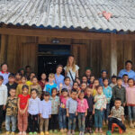 Isobel (cao nhất) cùng con trai và chị Ngọc Lan (bên cạnh) chụp ảnh lưu niệm cùng thầy và trò Trường tiểu học Lữ Thành, Kỳ Sơn, Nghệ An vào tháng 7/2023. Ảnh: Sát cánh cùng gia đình Việt