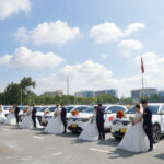 Xe hoa đón 10 cặp vợ chồng công nhân tại điểm tập trung để bắt đầu tham quan, chụp ảnh kỉ niệm trước khi vào lễ cưới, ngày 30/6/2024. Ảnh: Đ.T