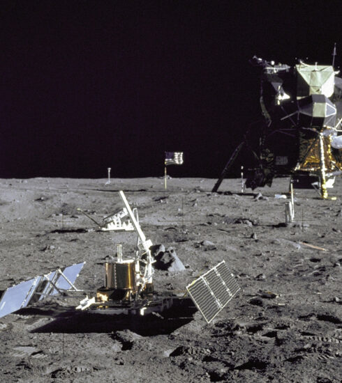 Phi hành gia Buzz Aldrin xem xét đất Mặt Trăng, phía xa bên phải là module Eagle của tàu Apollo 11. Ảnh: NASA