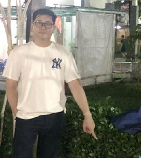 Lương Hoàng Gia chỉ nơi tiêu huỷ tang vật. Ảnh: Công an cung cấp