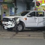 Ôtô bị tàu tông biến dạng đầu và đuôi. Ảnh: Phước Tuấn