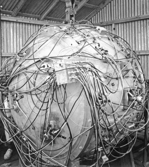 Gadget, quả bom nguyên tử đầu tiên trên thế giới. Ảnh: Rare Historical Photos