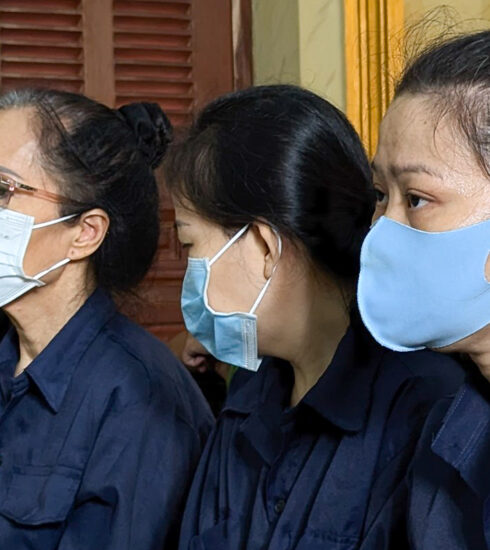 Bị cáo Nguyễn Thị Minh Phụng (ngoài cùng bên phải), bị cáo Nguyễn Thị Kin Phượng (ngoài cùng bên trái) và đồng phạm tại tòa. Ảnh: Hải Duyên