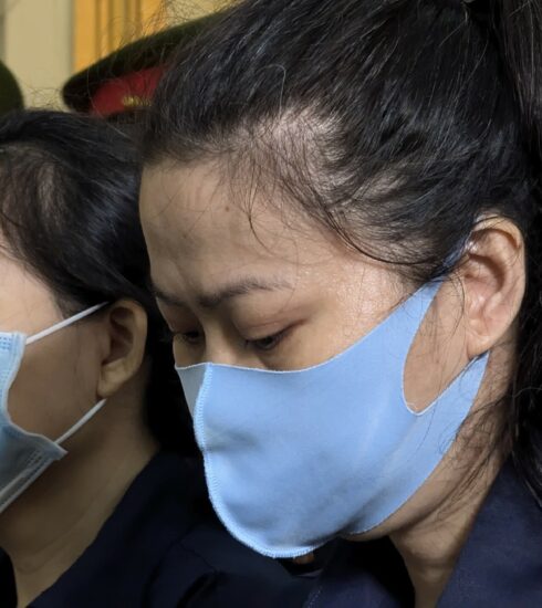 Bị cáo Nguyễn Thị Minh Phụng (phải) cùng đồng phạm. Ảnh: Hải Duyên