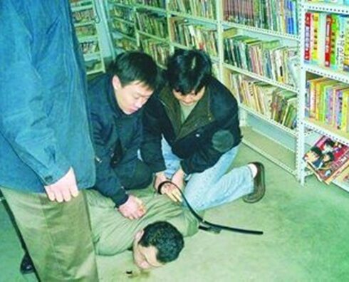 Hoàng Xương Binh bị bắt tại hiệu sách ở tỉnh Hà Nam, ngày 18/11/2003. Ảnh: Sohu