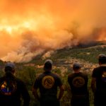 Lực lượng cứu hỏa quan sát đám cháy tại hạt Butte từ xa hôm 26/7. Ảnh: AFP