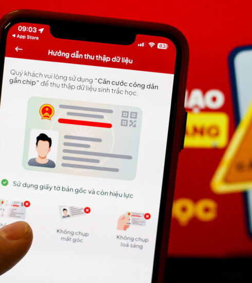 Hướng dẫn xác thực sinh trắc học trên một ứng dụng ngân hàng. Ảnh: Khương Nha