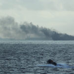 Tàu dầu bốc cháy sau vụ va chạm ngoài khơi Singapore hôm 19/7. Ảnh: Reuters