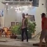 Trần Văn Ty (áo đỏ) thời điểm mang dao đi chém con nợ. Ảnh: An Minh