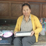 Chị Xồng Y Trử bên bộ đồ nghề của cô đỡ thôn bản. Ảnh: Hùng Lê