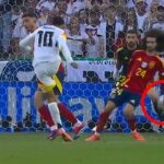 Cucurella được cho đã chủ động khép tay trong tình huống để bóng chạm vào từ cú sút của Musiala ở hiệp phụ thứ nhất trận tứ kết Euro 2024 giữa Tây Ban Nha với Đức ngày 6/7. Ảnh chụp màn hình