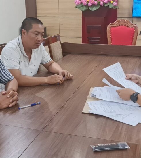 Trần Văn Tuấn và Hoàng Ánh Cương tại Cơ quan Công an. Ảnh Công an cung cấp