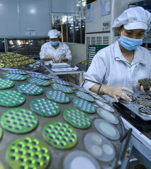 Dây chuyền sản xuất thấu kính của một doanh nghiệp Nhật Bản tại Hòa Bình ngày 29/6. Ảnh: Giang Huy