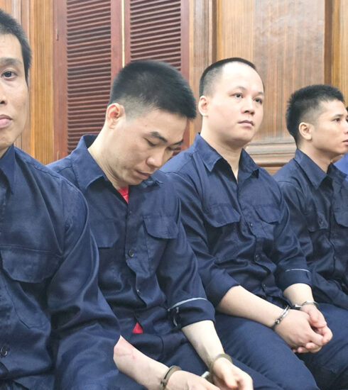 Bị cáo Bùi Công Hiếu (trong cùng) và đồng phạm tại tòa hôm nay. Ảnh: Hải Duyên