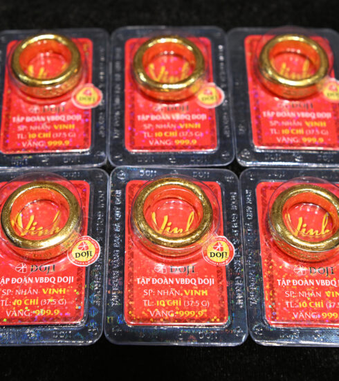 Giao dịch vàng nhẫn tại một hàng vàng trên đường Trần Nhân Tông, Hà Nội, đầu tháng 5/2024. Ảnh: Giang Huy