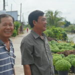 Ông Tâm cùng trưởng ấp Tân Lập tại vị trí xây cầy 400. Ảnh: Ngọc Tài