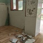 Đá lát tường của hộ dân xã Đăk Tăng (khu vực tâm chấn) bị bong tróc, hư hỏng sau động đất trưa nay. Ảnh: Minh Bằng