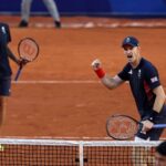 Murray (phải) và Evans mừng chiến thắng trước đôi Daniel và Nishikori, trên sân Suzanne Lenglen, Paris hôm 28/7. Ảnh: Reuters