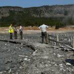 Các nhân viên của công viên quốc gia Yellowstone đánh giá thiệt hại ở lối đi bộ lát ván. Ảnh: NPS