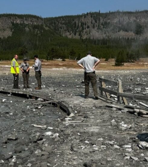 Các nhân viên của công viên quốc gia Yellowstone đánh giá thiệt hại ở lối đi bộ lát ván. Ảnh: NPS