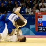 Hoàng Thị Tình (áo trắng) thua Oumaima Bedioui 0-1 ở vòng loại hạng 48 kg nữ Olympic Paris 2024.