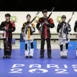 Trung Quốc (giữa) giành HC vàng ở nội dung súng trường hơi 10 m hỗn hợp nam nữ Olympic Paris 2024. Ảnh: Reuters