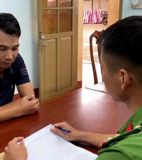 Phạm Văn Huân tại cơ quan điều tra. Ảnh: Ngọc Oanh