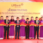 Đại diện Ngân hàng Nhà nước chi nhánh Đà Nẵng, Sở Tài chính Đà Nẵng, LPBank, LPBS cắt băng khánh thành tại sự kiện khai trương. Ảnh: LPBank