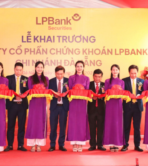 Đại diện Ngân hàng Nhà nước chi nhánh Đà Nẵng, Sở Tài chính Đà Nẵng, LPBank, LPBS cắt băng khánh thành tại sự kiện khai trương. Ảnh: LPBank
