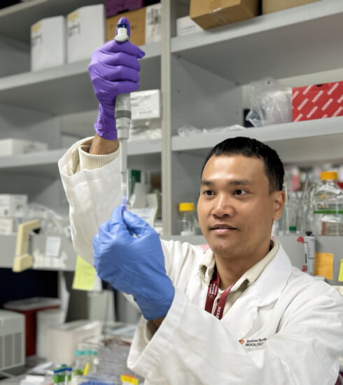 TS Võ Văn Giàu tại phòng thí nghiệm của Viện khám phá Y học Sanford Burnham Prebys (Mỹ). Ảnh: NVCC