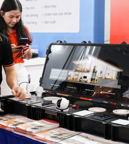 Loạt giải pháp đồng độ cho nhà thông minh, từ camera an ninh cho đến hệ thống đèn chiếu sáng, thiết bị IoT, được hỗ trợ điều khiển giọng nói bằng tiếng Việt do FPT phát triển tại triển lãm AI Expo 2023. Ảnh: Thanh Tùng