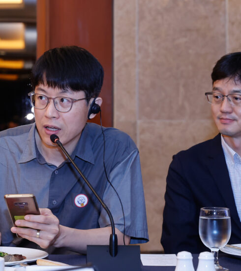 Các chuyên gia, nhà khoa học Hàn Quốc phát biểu tại cuộc ăn trưa làm việc với Thủ tướng Phạm Minh Chính. Ảnh: Nhật Bắc