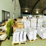 Nhà chức trách phát hiện xưởng in có hơn 10 tấn sách in trái phép. Ảnh: Quốc Thắng