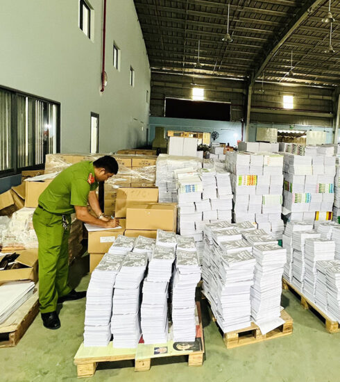 Nhà chức trách phát hiện xưởng in có hơn 10 tấn sách in trái phép. Ảnh: Quốc Thắng
