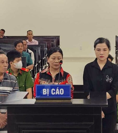 Gia đình Lê Thị My Chi tại tòa hôm nay. Ảnh: An Khang