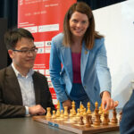 Lê Quang Liêm (trái) trước ván đấu với Haik Martirosyan tại lễ hội cờ vua Biel, Thụy Sĩ ngày 13/7/2024. Ảnh: BCF