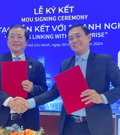 Chủ tịch Trung tâm Trọng tài thương mại Luật gia Việt Nam và lãnh đạo ĐH Kinh tế - Tài chính ký kết hợp tác. Ảnh: Hải Duyên