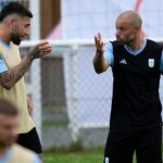 HLV Mascherano trao đổi với đội trưởng Otamendi (trái) trên sân tập của đội Olympic Argentina tại Lyon ngày 22/7. Ảnh: AP