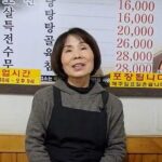 Bà Lee trả lời phỏng vấn trong quán thịt chó ở chợ Dongdaemun, Seoul, Hàn Quốc. Ảnh: ST