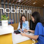Nhân viên MobiFone tư vấn gói cước cho khách hàng. Ảnh: MobiFone