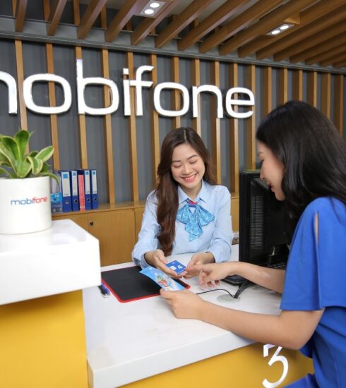Nhân viên MobiFone tư vấn gói cước cho khách hàng. Ảnh: MobiFone