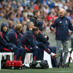 HLV Erik Ten Hag đứng nói chuyện với các trợ lý trong trận giao hữu Man Utd 2-0 Rangers hôm 20/7. Ảnh: Reuters