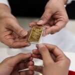 Người dân mua vàng ở Ngân hàng Nông nghiệp và phát triển nông thôn, TP HCM, chiều 3/6/2024. Ảnh: Quỳnh Trần