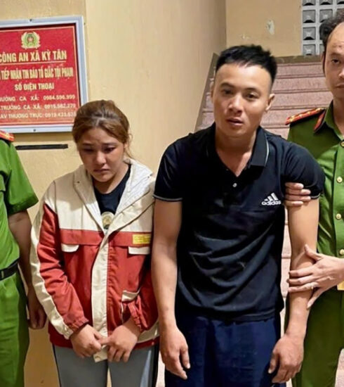 Nghi can Vinh và Giang (thứ 2 và 3, từ trái qua) tại cơ quan điều tra. Ảnh: Công an cung cấp