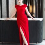 Người mẫu Huỳnh Thanh Tuyền tạo dáng trong trang phục của nhà thiết kế Lê Thanh Hòa sau bảy tháng sinh con thứ tư. Ảnh: Nhân vật cung cấp