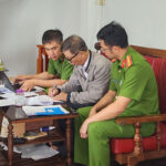 Ông Hùng ký các giấy tờ tại nhà riêng. Ảnh: Hoài Thanh
