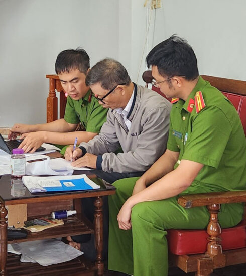 Ông Hùng ký các giấy tờ tại nhà riêng. Ảnh: Hoài Thanh