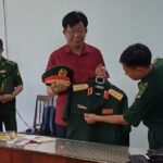 Ông Thắng bị cán bộ biên phòng và công an kiểm tra quân phục giả. Ảnh: Đức Minh