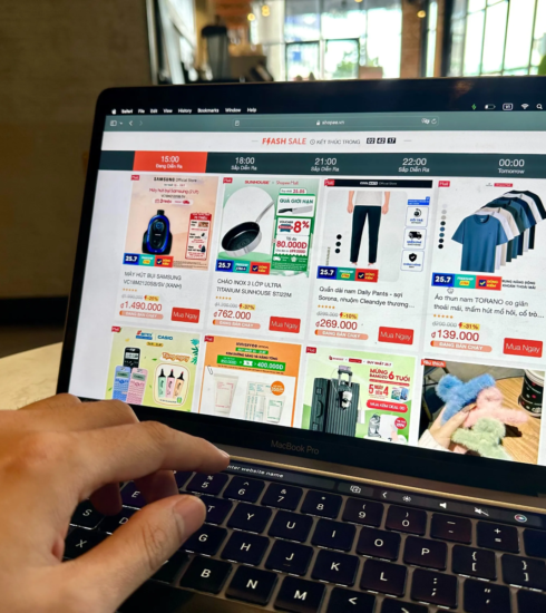 Hàng giảm giá theo khung giờ được bán trên một sàn thương mại điện tử ngày 25/7. Ảnh: Dỹ Tùng