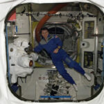 Phi hành gia Peggy Whitson trôi lơ lửng trong Trạm Vũ trụ Quốc tế (ISS). Ảnh: NASA